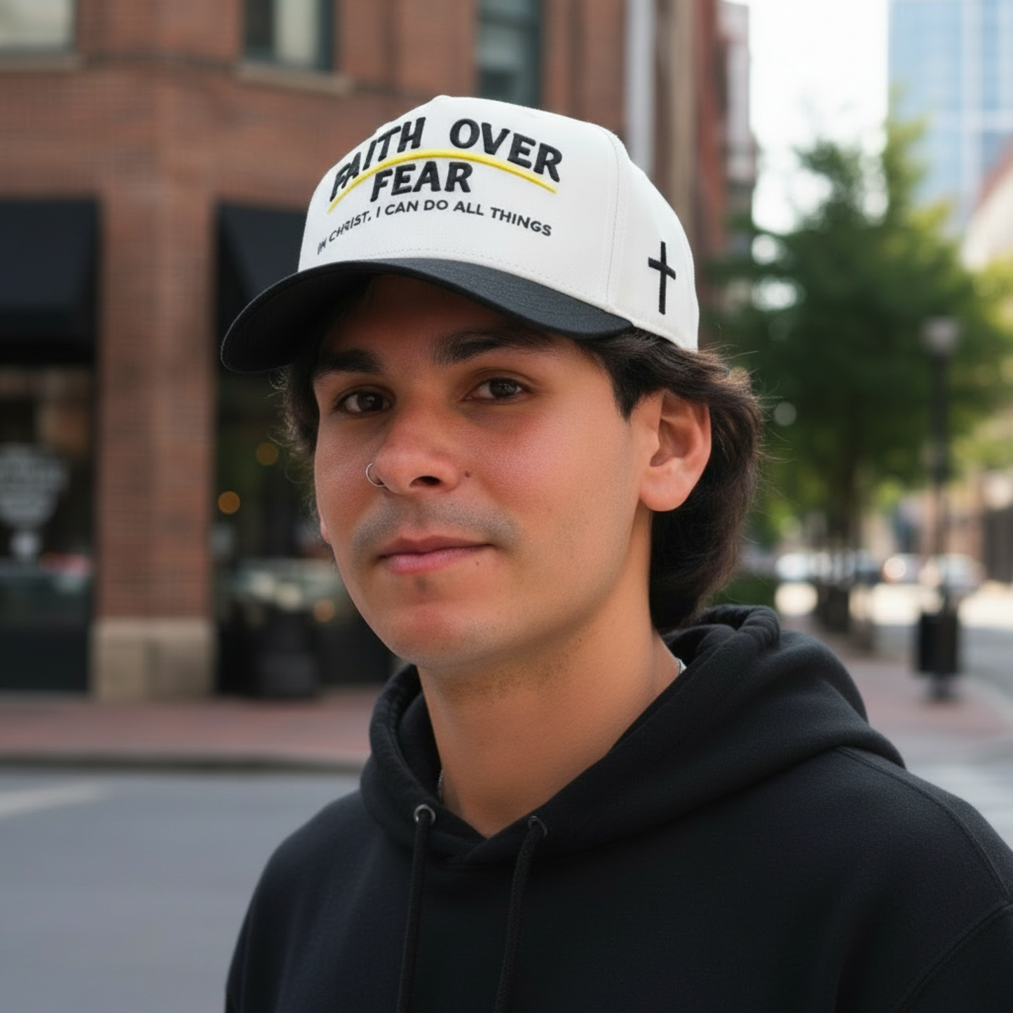 Foto lifestyle con hoodie negro