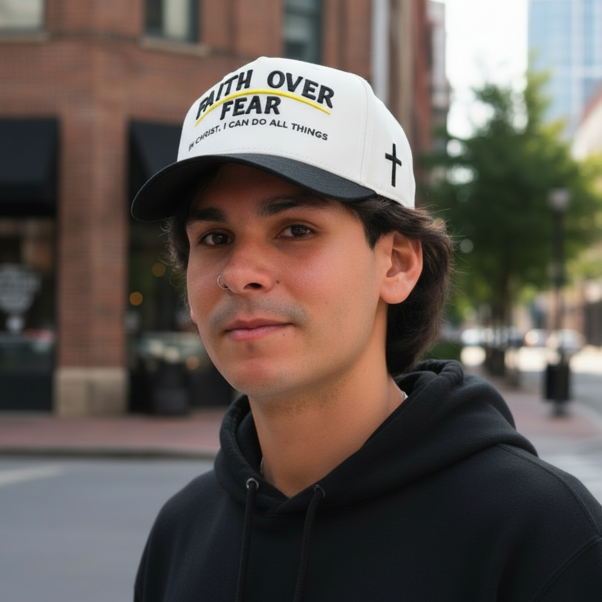 Foto lifestyle con hoodie negro